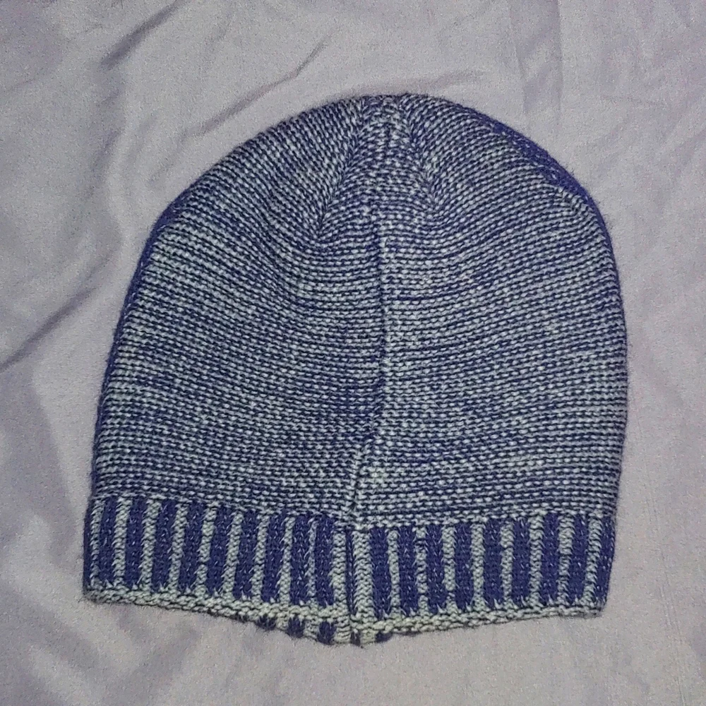 NWOT SKULL BEANIE * GRAY/BLUE * REVERSIBLE * SUPER THICK & SOFT * UNISEX - Picture 3 of 4